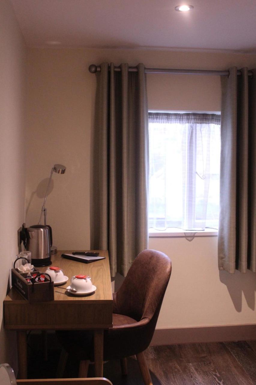 Red Lion Coaching Inn เอลส์เมียร์ ภายนอก รูปภาพ